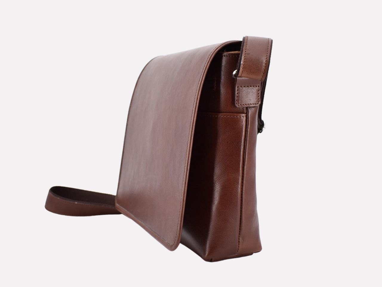 Pax, Italian leather messenger bag designed and handcrafted in Rome by Riccardo Mancini